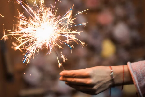 Brilhantes Festivos Sparkler Ardente Mão Uma Jovem Mulher — Fotografia de Stock