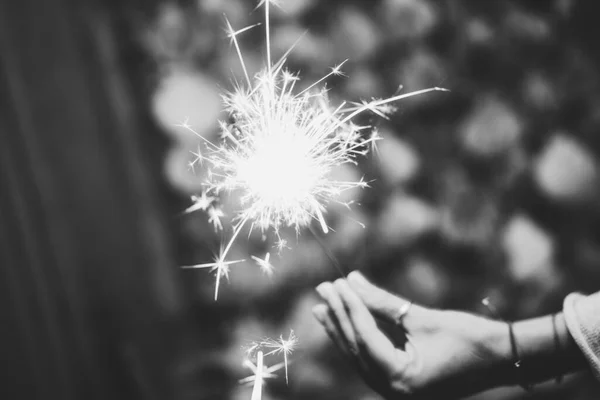 Brilhantes Festivos Sparkler Ardente Mão Uma Jovem Mulher — Fotografia de Stock