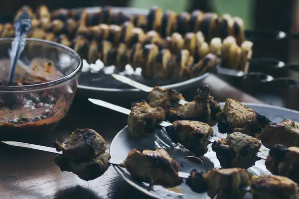 Frito Quente Deliciosos Pedaços Carne Espetada Espetos — Fotografia de Stock