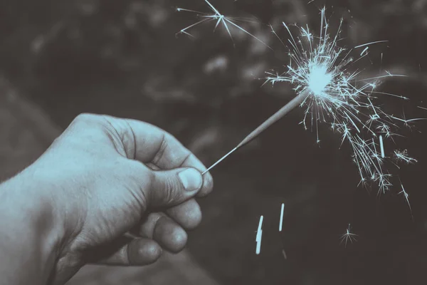 Brilhantes Festivos Sparkler Ardente Mão Homem — Fotografia de Stock