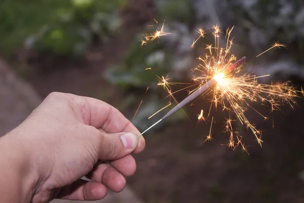 Brilhantes Festivos Sparkler Ardente Mão Homem — Fotografia de Stock