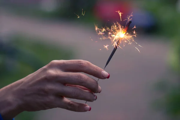 Brilhantes Festivos Sparkler Ardente Mão Uma Jovem Mulher — Fotografia de Stock