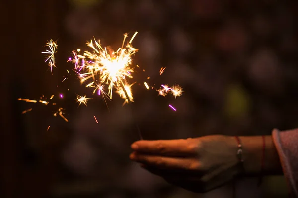 Brilhantes Festivos Sparkler Ardente Mão Uma Jovem Mulher — Fotografia de Stock