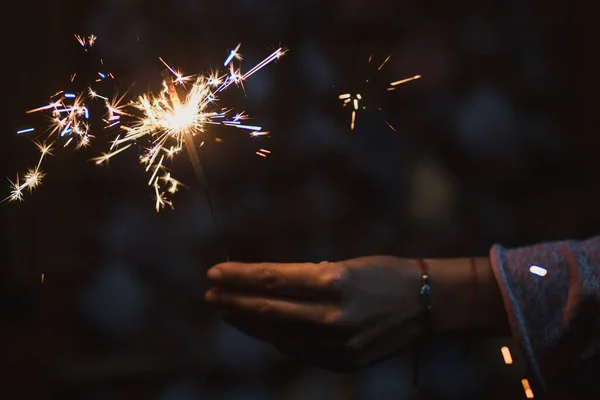 Brilhantes Festivos Sparkler Ardente Mão Uma Jovem Mulher — Fotografia de Stock