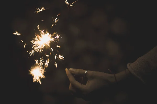 Brilhantes Festivos Sparkler Ardente Mão Uma Jovem Mulher — Fotografia de Stock