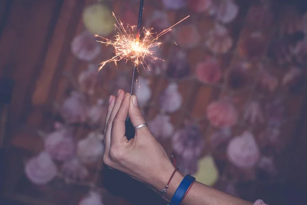 Brilhantes Festivos Sparkler Ardente Mão Uma Jovem Mulher — Fotografia de Stock