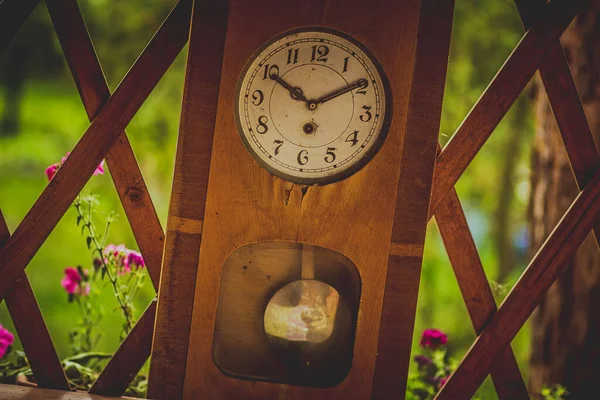 Oude Antieke Russische Houten Retro Klok Met Een Gevecht — Stockfoto