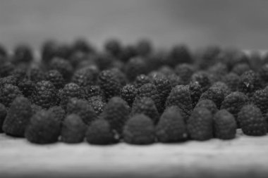 Büyük, güzel, olgun, sulu ahududu ahşap tepside.