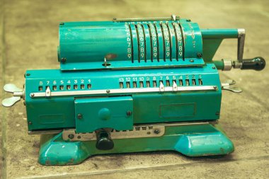 Eski Sovyet metal mekanik hesap makinesi sayma makinesi