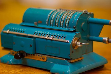 Eski Sovyet metal mekanik hesap makinesi sayma makinesi