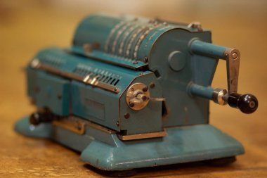 Eski Sovyet metal mekanik hesap makinesi sayma makinesi