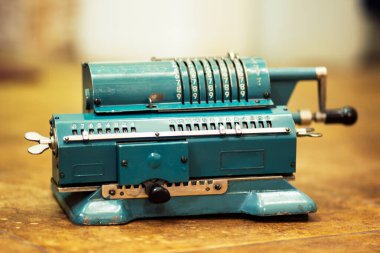 Eski Sovyet metal mekanik hesap makinesi sayma makinesi