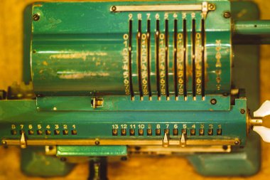 Eski Sovyet metal mekanik hesap makinesi sayma makinesi