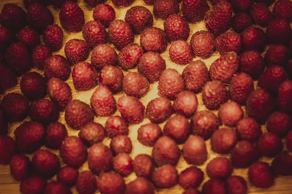 Framboesas Suculentas Vermelhas Bonitas Grandes Uma Bandeja Madeira — Fotografia de Stock