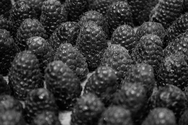 Büyük, güzel, olgun, sulu ahududu ahşap tepside.