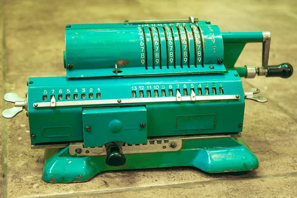 Eski Sovyet metal mekanik hesap makinesi sayma makinesi