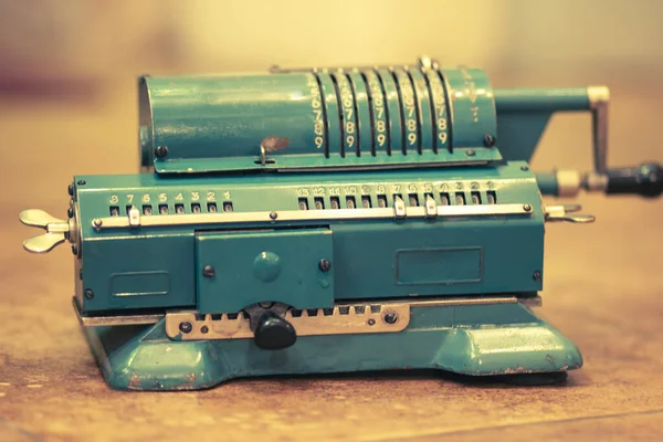 旧苏联金属机械还原计算器计数加法机 — 图库照片