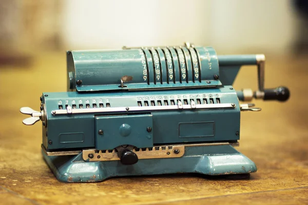 旧苏联金属机械还原计算器计数加法机 — 图库照片