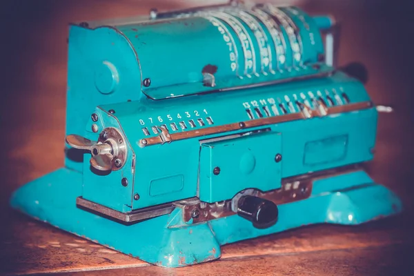 Eski Sovyet metal mekanik hesap makinesi sayma makinesi