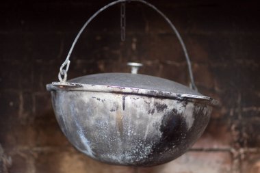 Rus mutfağı için eski döküm demir retro pişirme kabı.