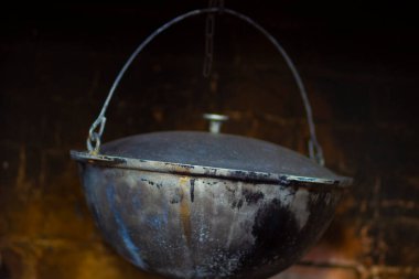 Rus mutfağı için eski döküm demir retro pişirme kabı.