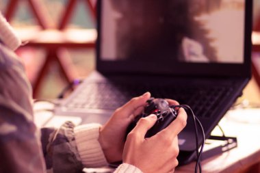 Genç bir adamın elinde bilgisayar oyunları için oyun sahası