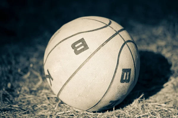 Starý Zchátralý Oranžový Kulatý Sportovní Basketbal Trávníku — Stock fotografie