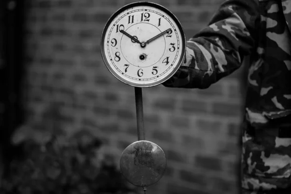 Wijzerplaat Met Een Slinger Van Een Oud Horloge Handen Van — Stockfoto