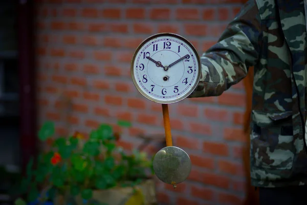 Zifferblatt Mit Pendel Einer Alten Uhr Den Händen Eines Jungen — Stockfoto