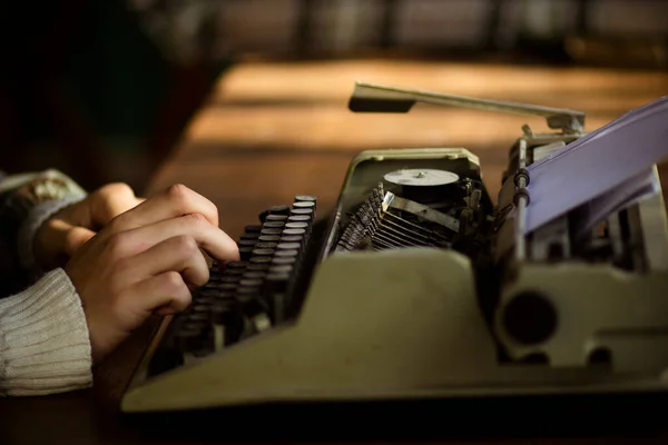 一个年轻人手中拿着旧苏联机械复古打字机 — 图库照片