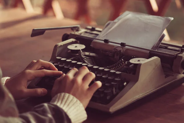 一个年轻人手中拿着旧苏联机械复古打字机 — 图库照片