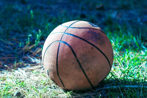 Bahçede Harap Olmuş Turuncu Yuvarlak Spor Basketbolu — Stok fotoğraf