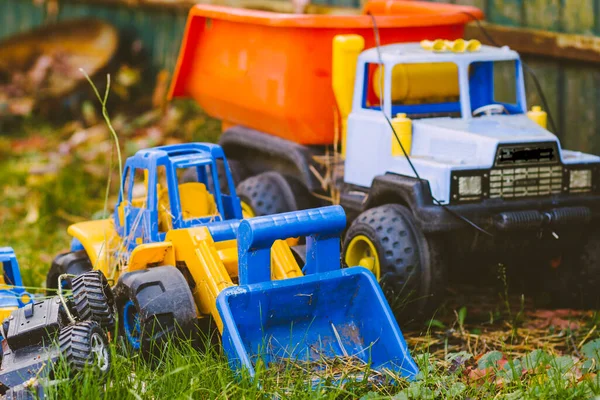 Oud Vervallen Helder Kinderspeelgoed Auto Herfst Groene Gazon — Stockfoto