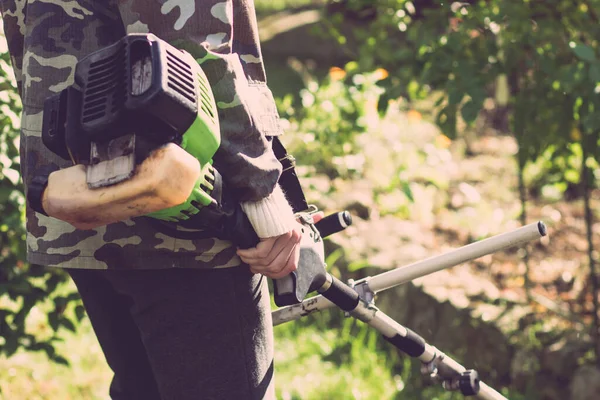 Benzin Rasentrimmer Den Händen Eines Jungen Mannes Garten — Stockfoto