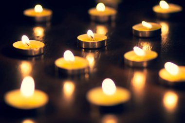 Ahşap bir masada bir sürü mum yanıyor. Romantik bir randevu.