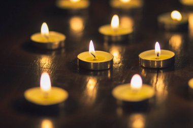 Ahşap bir masada bir sürü mum yanıyor. Romantik bir randevu.