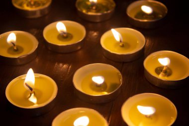 Ahşap bir masada bir sürü mum yanıyor. Romantik bir randevu.