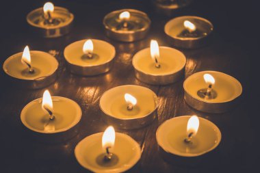 Ahşap bir masada bir sürü mum yanıyor. Romantik bir randevu.