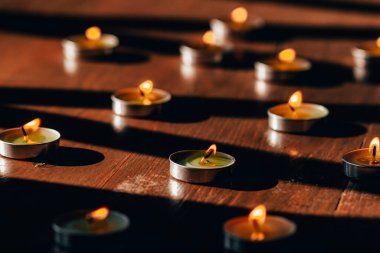 Ahşap bir masada bir sürü mum yanıyor. Romantik bir randevu.