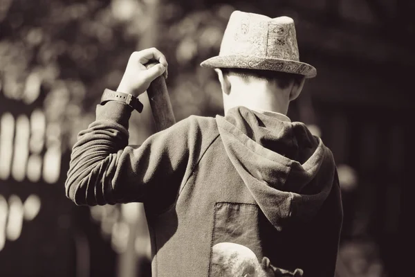 Joven Agricultor Sombrero Con Una Pala Jardín Otoño — Foto de Stock