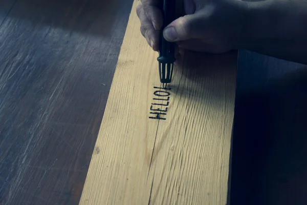 Steek Van Een Elektrische Brander Iemands Hand Een Houten Plank — Stockfoto