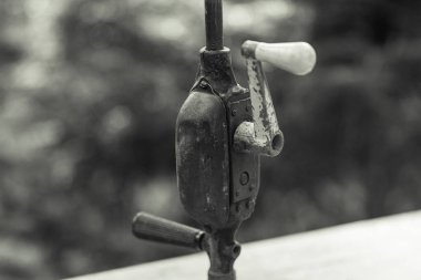 Çalışma tezgahında eski el yapımı mekanik vintage matkap.