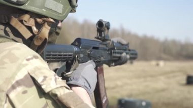 Mermiler. Eller 120 fps 'den fişekleri Holder' a yükleyin. Asker fişekleri tüfek fişeğine doldurur..