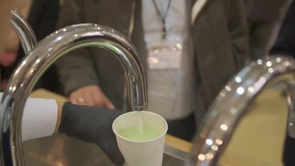 Близько Рукавичка Бере Склянку Чистої Води Передає Іншій Людині Вода Стокове Відео 