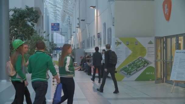 Les Gens Marchent Dans Couloir Passent Dans Chambre Séquence Vidéo