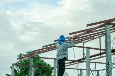 Çelik kaynak olan insanlar