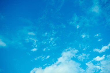 Orada parlak gökyüzünün doğal görünümü vardır (iyi günler bulutlar)