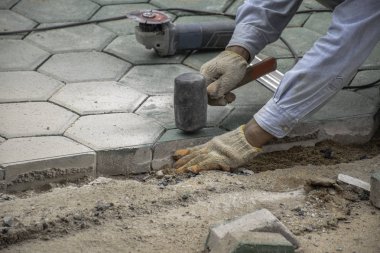 Yeşil altıgen beton blok kaldırım adam.