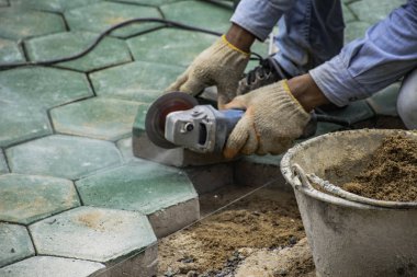 Yeşil kesme işçi Beton Parke için altıgen bloklar.