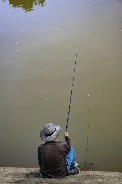 Mann Angelt Ufer Des Flusses — Stockfoto